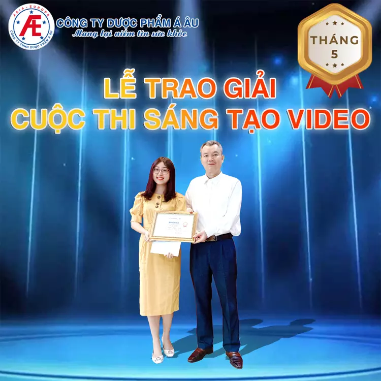 Giám đốc Nguyễn Văn Bình trao Bằng khen và phần thưởng cho chị Trần Ngọc Bích.webp
